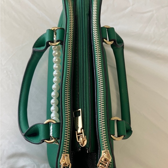 💚☘️Perfect for St. Patty’s Day!☘️💚
Fashionpuzzle green satchel - Picture 7 of 8